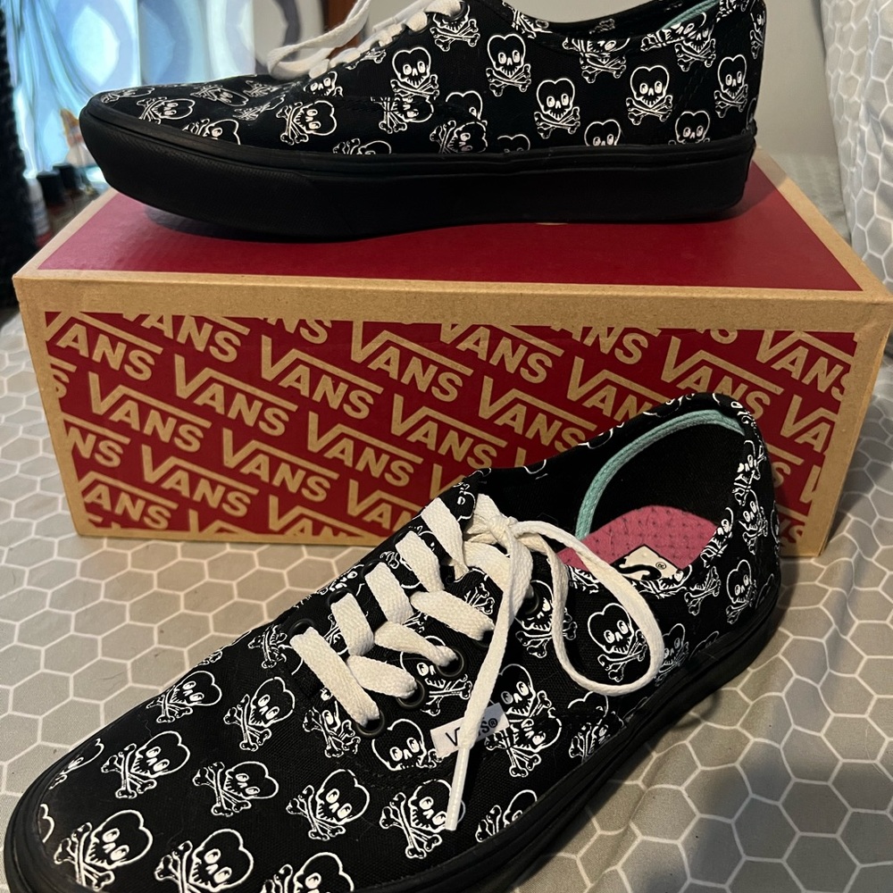 Vans comfycush auth cold hearted mens 7, woman’s 8.5